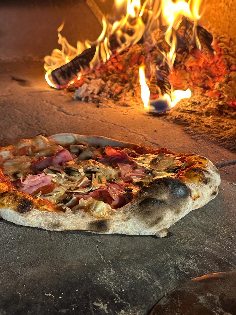 Da sandro pizza en horno con fuego encendido