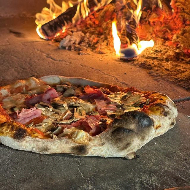 Da sandro pizza en horno con fuego encendido